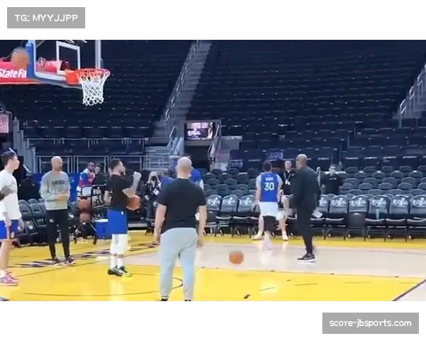 技术台失误导致比赛短暂中断,球员自发进行投篮练习保持状态 技术台失误导致比赛短暂中断,球员自发进行投篮练习保持状态